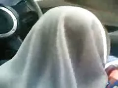 Malajiska flicka hijab halsduk avsugning inuti en bil