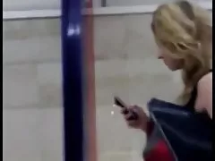Trevlig tjej upskirt inga trosor