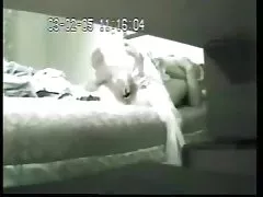 Min mamma på sängen med stora dildo fångas av dolda cam