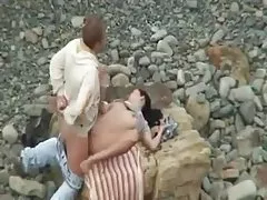 Tjej blir knullad av främling på en strand!