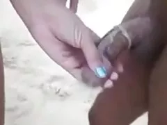 Wifey har kul med två svarta dude på stranden.