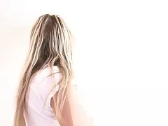 Sexig playgirl tar av sitt tight t-shirt och ligger i sängen