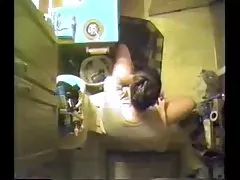 Min syster använder vibrator i toaletten. dolda cam