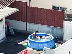 Flickor titta på par knulla på pool cfnm