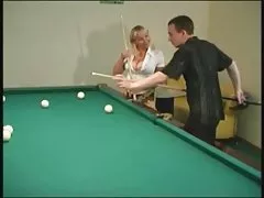 Big tit mogna knullad över en omgång pool