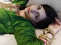 Anila i gröna shalwar kameez