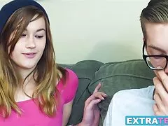 Super heta alaina vill prova denna stora kuk på en soffa