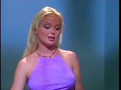 Hottie i värme blir hennes trånga fitta sträckt