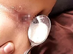 Japansk flicka pruttar anal creampie på en sked och äter