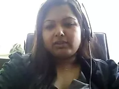 Uttråkad desi rund på webcam leker med hennes boobie