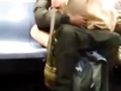 Kåt tjej älskar att knulla i tunnelbanan