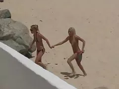 Beach babes svalka av i duschen