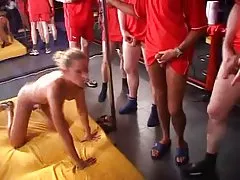 Gangbang för tattoo'd tjej!