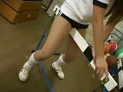 Japansk skolflicka jucka runt på gymmet