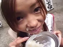 Asiatisk tjej sväljer cum från en tallrik