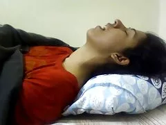 Indisk flicka med orgasm. trevligt uttryck. (icke-nakna)