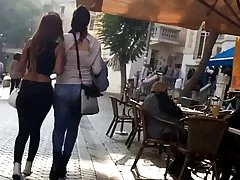 Tighta jeans sexiga röv med thong poppar ut promenader