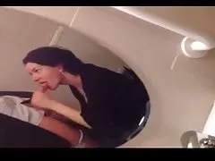 Hon suger i badrummet av mc