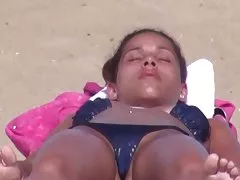 Latina bikini kamel tå showoff