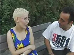 Tyska Hot damen med glasögon fucked i trä