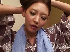 Dirty old man leksak lek med sexig kimono girl
