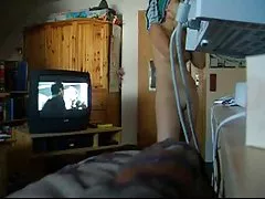 Omedvetna flicka i vardagsrum