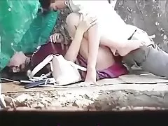 Thailändska par utomhus