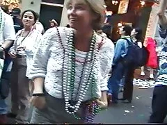 Mardi gras exhibitionist frågar polisen tillåtelse