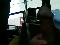 Visar hennes kuk på bussen