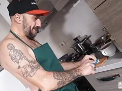 Castingallaitaliana - sprutande babe under anal i gjutning