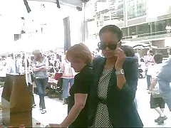 Upskirted en svart chick på marknaden - wow fin rumpa!