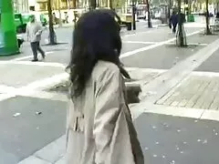 Vacker och ung hawaiene utställning i paris
