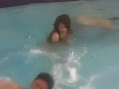 Desi flicka njöt av hennes kollegor i poolen.