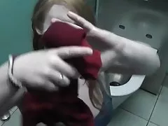 Redhead dricka piss