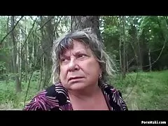 Busty granny ha kul i skogen