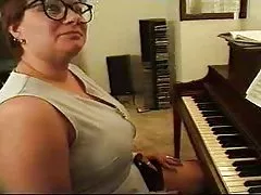 Knubbig mogen spelar piano... f70