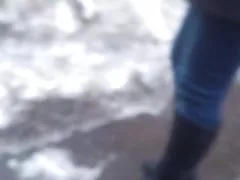 Kirgiziska tjej i stövlar