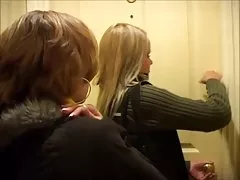 2 flickor som har en boll i ett hotellrum