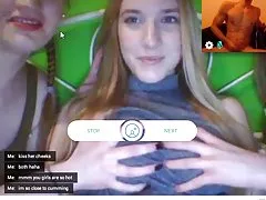 Flickor gropping varandra över hhuy