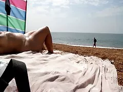 Fru leker med sin fitta på stranden