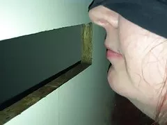Fru suger kuk får tuttar sög och cum ansiktsbehandling vid gloryhole