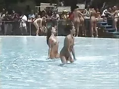 Öppet lufta nudeshow - nudie flickor vid poolen
