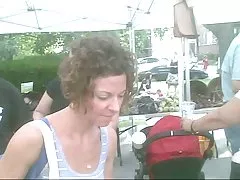 Attraktiva milf jag upskirted på marknaden