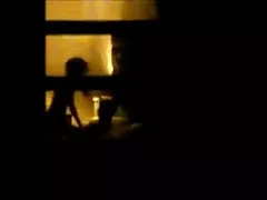 Spioneri människor - kön vid fönstret