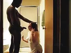Interacial par näven i badrummet