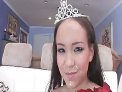 Tiny tonåring asain amai liu första gången anal
