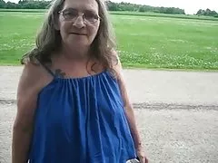 Mormor Gatu prostituerad blåser i bilen