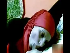 Arabisk flicka med röd hijab suger kuk