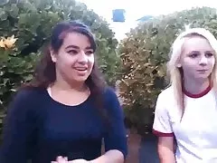 Lesbisk flickvän gör i parken