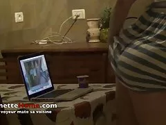 Cacheminnet med voyeur kamera framför mitt kök i franska